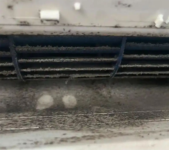 定安空调吹的风有股烧焦味是怎么回事